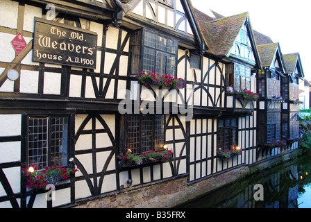 Il XVI Secolo Vecchio tessitori' House Inn, St.Peters Street, Canterbury, nel Kent, England, Regno Unito Foto Stock