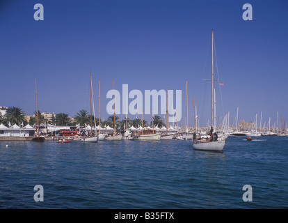 Scena nel villaggio di regata durante il XXIV TROFEO ALMIRANTE CONDE DE BARCELONA Classic barche a vela regata, Palma de Mallorca. Foto Stock