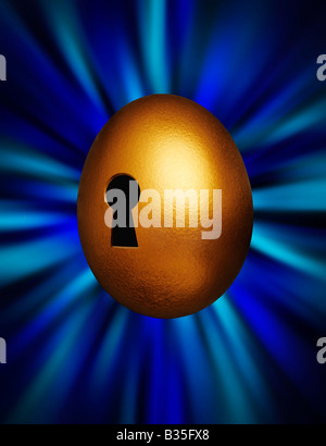 Golden Egg con la tecnica keyhole in rappresentanza di sbloccaggio sicurezza finanziaria contro un vortice blu sullo sfondo Foto Stock