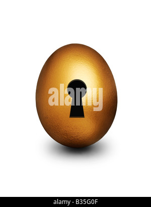 Golden Egg con la tecnica keyhole in rappresentanza di sbloccaggio sicurezza finanziaria contro uno sfondo bianco Foto Stock