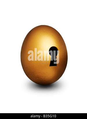 Golden Egg con la tecnica keyhole in rappresentanza di sbloccaggio sicurezza finanziaria contro uno sfondo bianco Foto Stock
