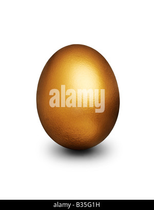 Golden Egg che rappresenta la sicurezza finanziaria contro uno sfondo bianco Foto Stock