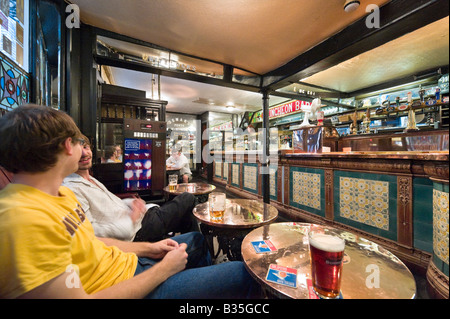 Whitelocks Pub (uno dei più antichi della città) turchi capo cantiere appena fuori BRIGGATE, Leeds, West Yorkshire, Inghilterra Foto Stock