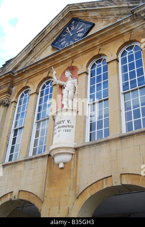 Enrico V statua sulla Shire Hall, Agincourt Square, Monmouth, Monmouthshire, Wales, Regno Unito Foto Stock