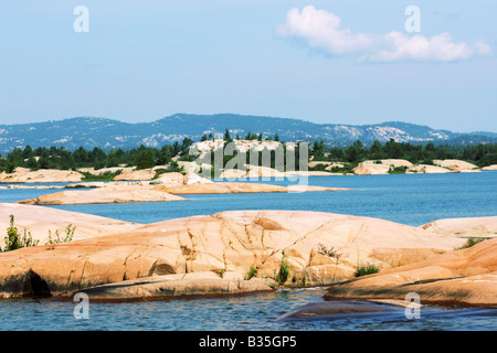 Le mille isole e massi in Georgian Bay con quarzite bianca di picco La Cloche in background Foto Stock