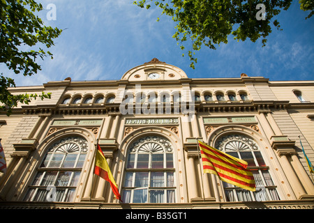 Spagna Barcellona esterno del Teatro dell'Opera Liceu lungo Las Ramblas battenti Catalano e Spagnolo bandiere Foto Stock