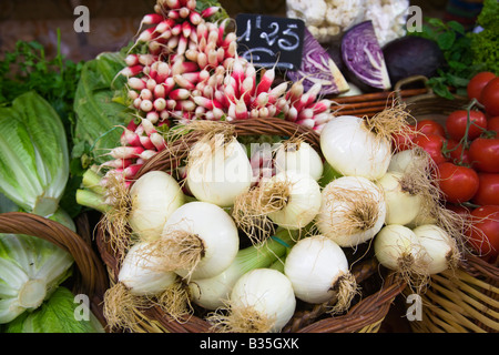 Spagna Barcellona ceste di cipolle ravanelli e verdure fresche sul display in La Boqueria mercato Foto Stock