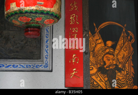 Lampada cinese e custode della porta di ingresso della WAK Hai Cheng Bio Taoismo tempio o Yueh Hai Ching tempio taoista , Singapore, Asia Foto Stock