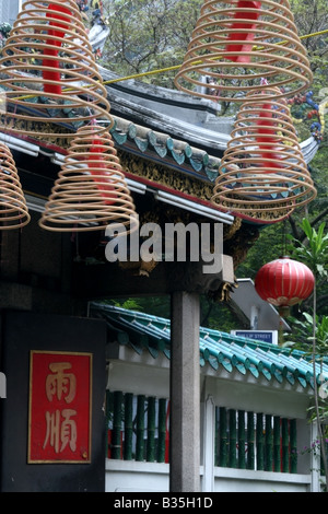 Wak Hai Cheng Bio Taoismo tempio o Yueh Hai Ching tempio taoista ingresso con appesi incenso a spirale, Singapore, Sud-est asiatico Foto Stock