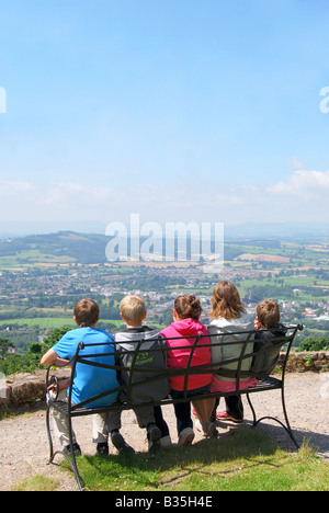 I bambini sul banco, il Kymin, Lookout Point, Monmouth, Monmouthshire, Wales, Regno Unito Foto Stock
