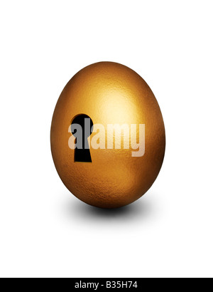 Golden Egg con la tecnica keyhole in rappresentanza di sbloccaggio sicurezza finanziaria contro uno sfondo bianco Foto Stock