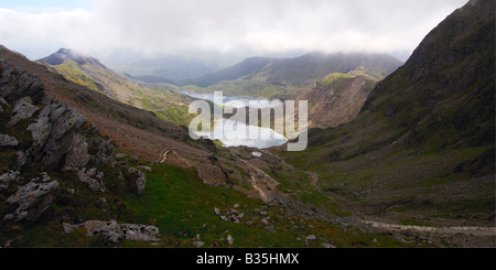 La vista attraverso il Pyg via si affaccia Llyn Glaslyn e Llyn Llydaw su pendenze superiori di Mount Snowdon Foto Stock