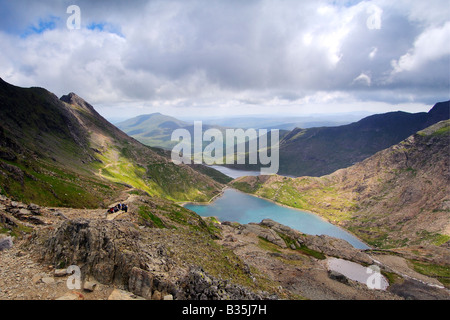 La vista attraverso il Pyg via si affaccia Llyn Glaslyn e Llyn Llydaw su pendenze superiori di Mount Snowdon Foto Stock