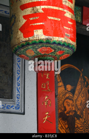 Lampada cinese e custode della porta di ingresso della WAK Hai Cheng Bio Taoismo tempio o Yueh Hai Ching tempio taoista , Singapore, Asia Foto Stock