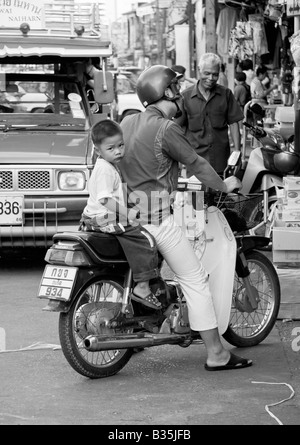 Padre e figlio sulla moto, Phuket Town, Ko Phuket, Tailandia Foto Stock