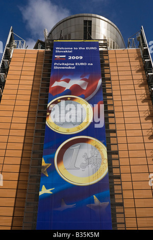 Un banner sul lato dell'edificio Berlaymont a Bruxelles, Belgio, accoglie con favore il fatto che la Slovacchia per la zona euro. Foto Stock