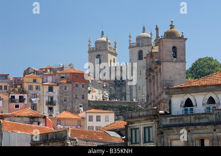 In Portogallo la Costa Verde Oporto case nel distretto di Barredo con la cattedrale e le chiese Agostinhos Foto Stock