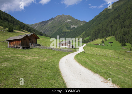 Traccia approssimativa in esecuzione attraverso la spettacolare valle Valsertal in Alto Adige Italia Foto Stock