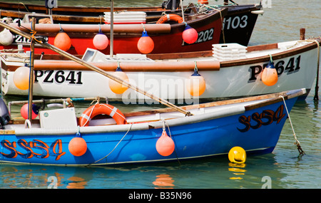Barche ormeggiate a St Ives harbour ,Cornwall, England, Regno Unito Foto Stock