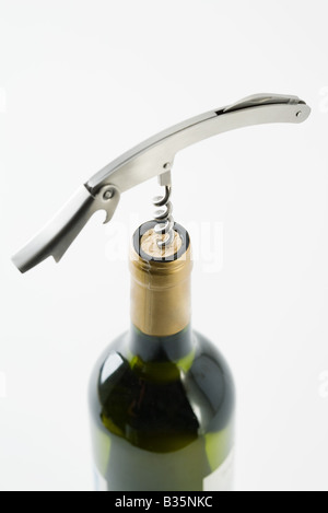 La stappatura bottiglia di vino, close-up Foto Stock