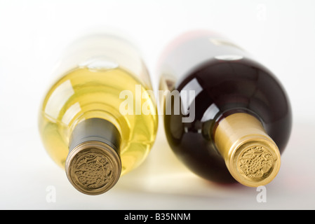 Bottiglie di vino rosso e bianco giacente sui loro lati, close-up Foto Stock