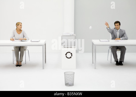 Ufficio cestino pieno di carta straccia Foto stock - Alamy