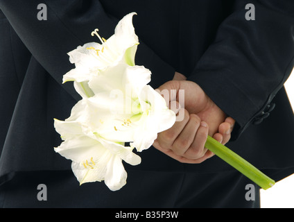 Metà vista in sezione di un uomo con i fiori dietro la schiena Foto Stock