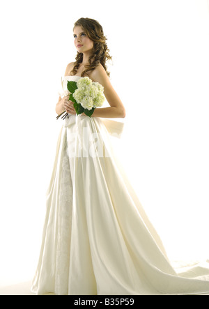 Il profilo laterale di una sposa tenendo un mazzo di fiori Foto Stock