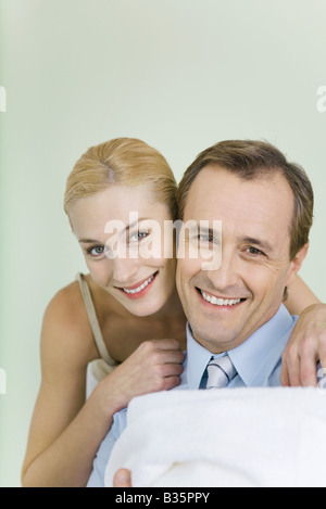 I nuovi genitori sorridente alla fotocamera, uomo azienda avvolto baby Foto Stock