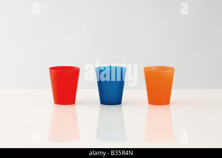Tre tazze allineate in una fila, multicolore Foto Stock