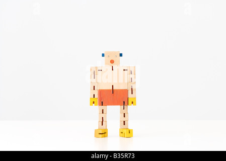 Robot giocattolo in piedi a piena lunghezza Foto Stock