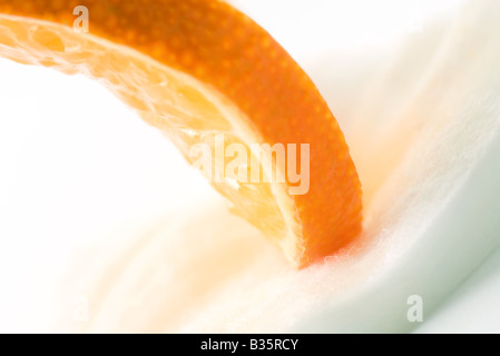 Fetta di arancia sul cotone tampone di cosmetici, close-up Foto Stock