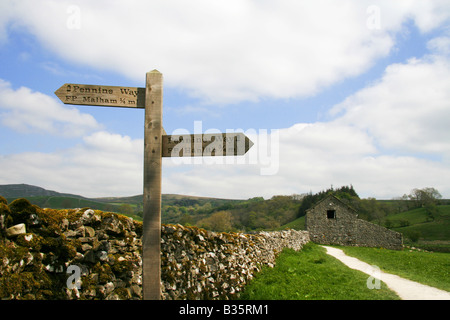 Segno per la Pennine Way, Malham e Hanlith, appena fuori dal villaggio di Malham nel Nord Yorkshire Dales National Park. Foto Stock