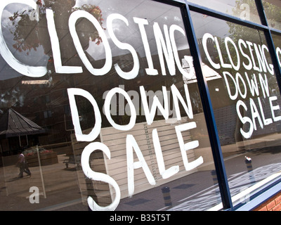 Segno di recessione una chiusura di firmare in Worcestershire shop Foto Stock