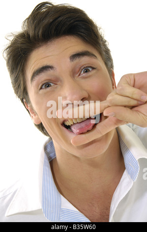 Ritratto di un giovane uomo che finge di tagliare la sua lingua con le sue dita Foto Stock