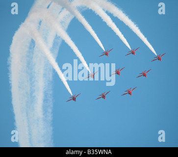 La RAF britannica frecce rosse team display eseguendo con i loro formatori Hawk a Lowestoft Suffolk Luglio 2008 Foto Stock