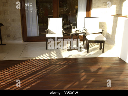 Vista di posti a sedere in un lanai. Foto Stock