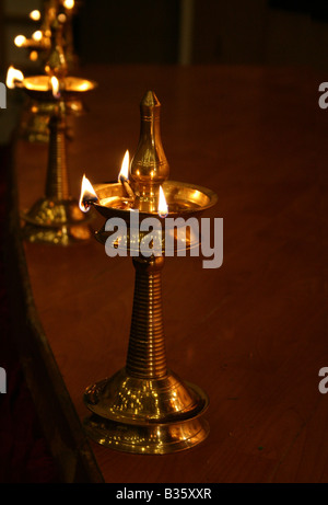 Le lampade utilizzate nella antica tradizione indiana Malayalee Keralite case in serata a simboleggiare un religioso personalizzati Foto Stock