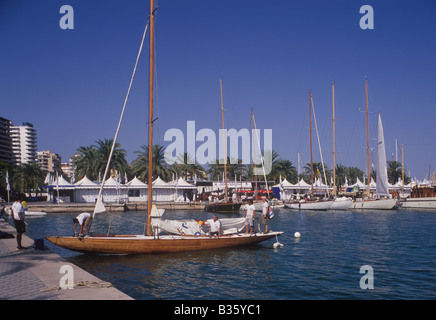 Scena nel villaggio di regata durante il XXIV TROFEO ALMIRANTE CONDE DE BARCELONA Classic barche a vela regata, Palma de Mallorca. Foto Stock