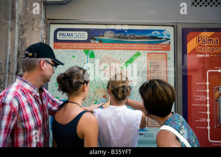 Famiglia guardando una mappa pubblica Palma de Maiorca Isola Spagna Foto Stock