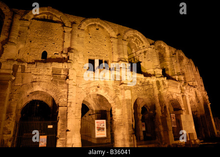 Arena romana illuminata di notte, Arles Francia meridionale Foto Stock