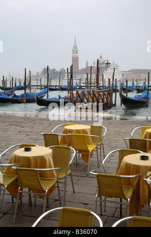 Street cafe accanto e gondole, Venezia, Italia Foto Stock