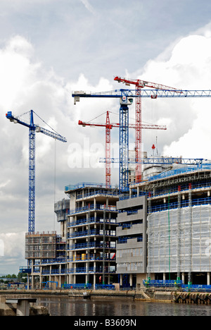 Alto della gru in un nuovo sviluppo a Salford Quays, Manchester, Regno Unito Foto Stock