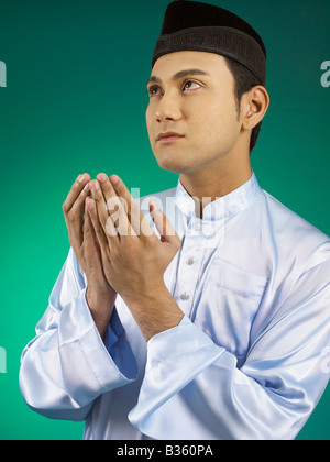 Ritratto di uomo alzando le palme e la preghiera Foto Stock