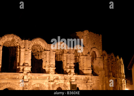 Arena romana illuminata di notte, Arles Francia meridionale Foto Stock