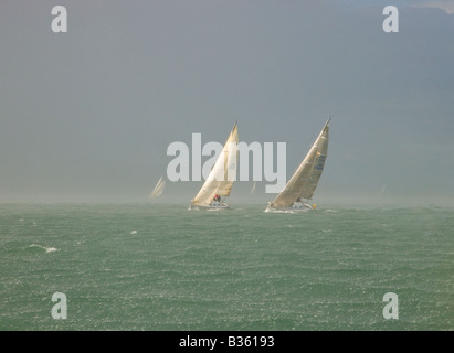 Yacht racing sotto la pioggia Foto Stock