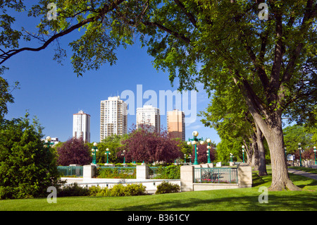 Il Louis Riel Plaza in Manitoba edifici legislativa e appartamenti in background Foto Stock