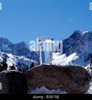 Bicchiere di crystal clear acqua potabile su un masso, Sierra Nevada, in California, Stati Uniti d'America Foto Stock