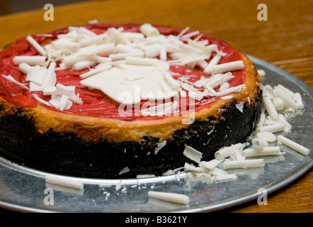 Un Lampone Cheesecake al cioccolato fatto con una chocolate crumb crosta con scaglie di cioccolato bianco sulla parte superiore di una salsa di lamponi. Stati Uniti d'America Foto Stock