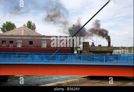 Treno a vapore attraversando ponte girevole all'entrata del marina su Preston Riversway Docklands Foto Stock